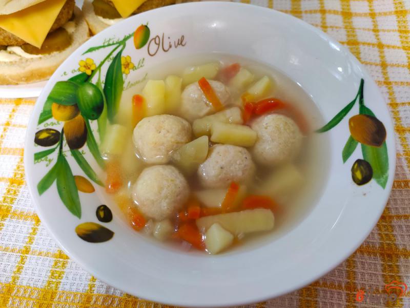 Фото приготовление рецепта: Суп с сырными фрикадельками шаг №8