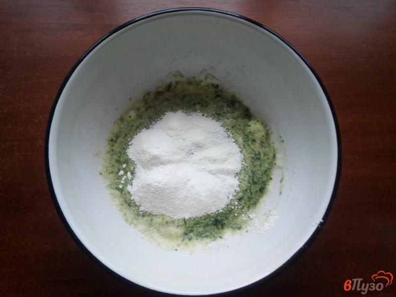 Фото приготовление рецепта: Закусочный рулет со слабосолёной семгой и шпинатом шаг №5