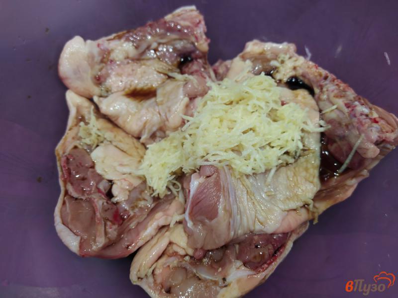 Фото приготовление рецепта: Куриные бедра с молотым имбирем и соевым соусом шаг №3