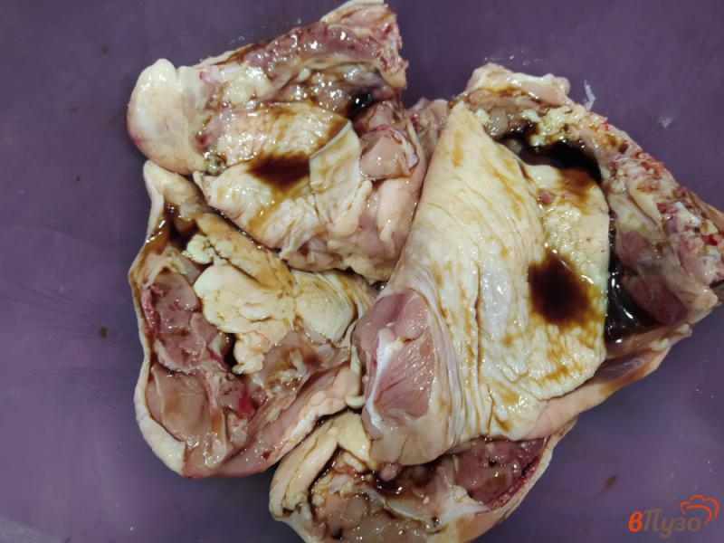 Фото приготовление рецепта: Куриные бедра с молотым имбирем и соевым соусом шаг №2