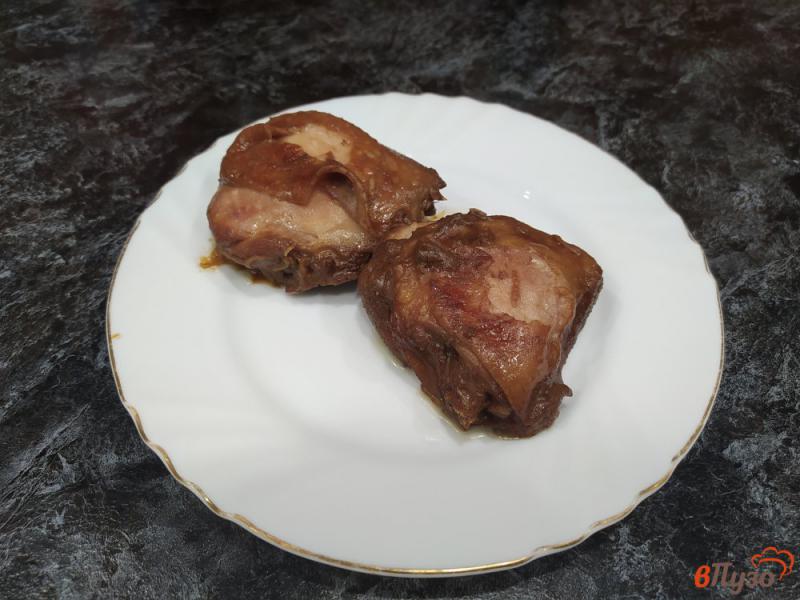 Фото приготовление рецепта: Куриные бедра с молотым имбирем и соевым соусом шаг №6