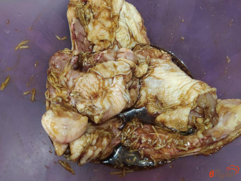 Фото приготовление рецепта: Куриные бедра с молотым имбирем и соевым соусом шаг №5