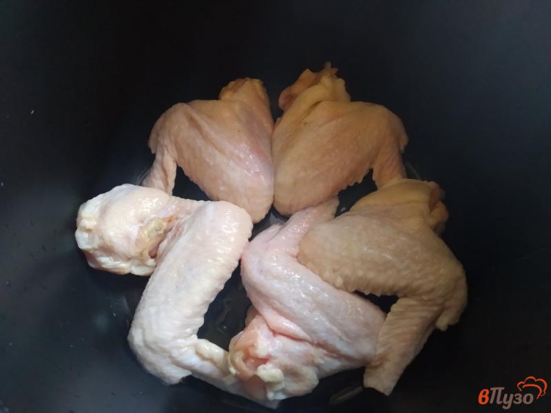 Фото приготовление рецепта: Тушёные куриные крылышки в мультиварке шаг №4