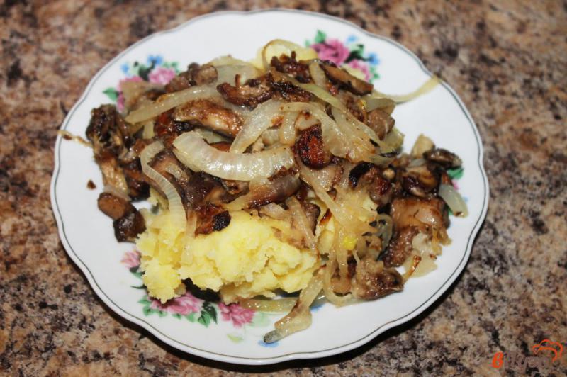 Фото приготовление рецепта: Хрустящие грибы с мукой шаг №6