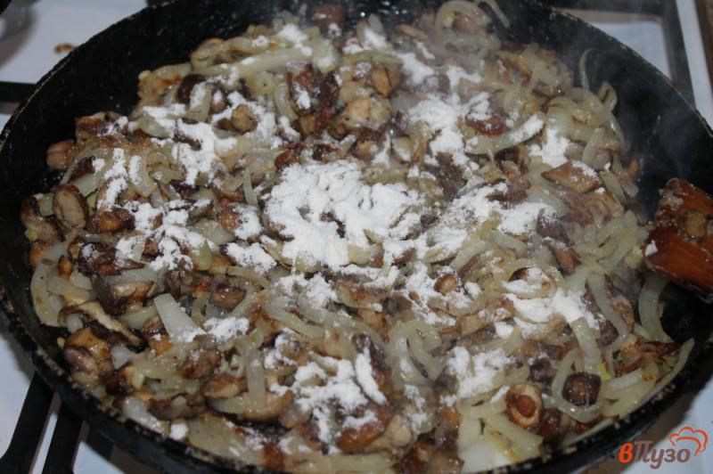 Фото приготовление рецепта: Хрустящие грибы с мукой шаг №5