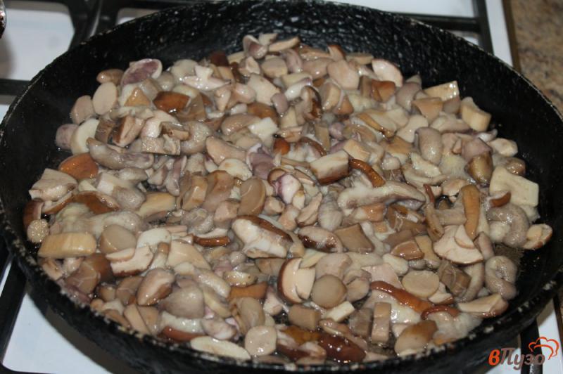 Фото приготовление рецепта: Хрустящие грибы с мукой шаг №3