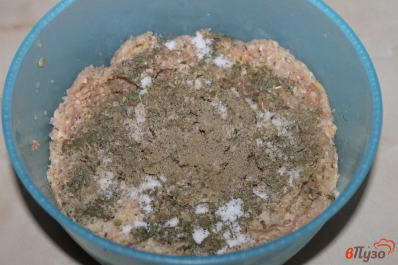 Фото приготовление рецепта: Куриные котлеты с грибной начинкой впрок шаг №2