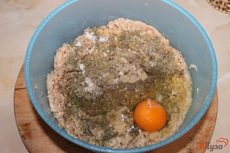 Фото приготовление рецепта: Куриные котлеты с грибной начинкой впрок шаг №3