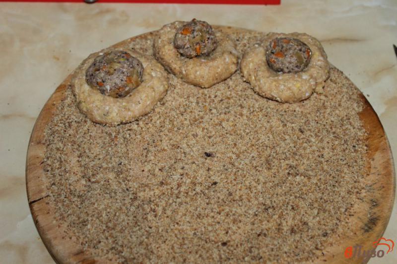 Фото приготовление рецепта: Куриные котлеты с грибной начинкой впрок шаг №5