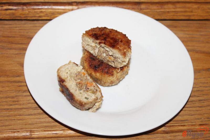 Фото приготовление рецепта: Куриные котлеты с грибной начинкой впрок шаг №8