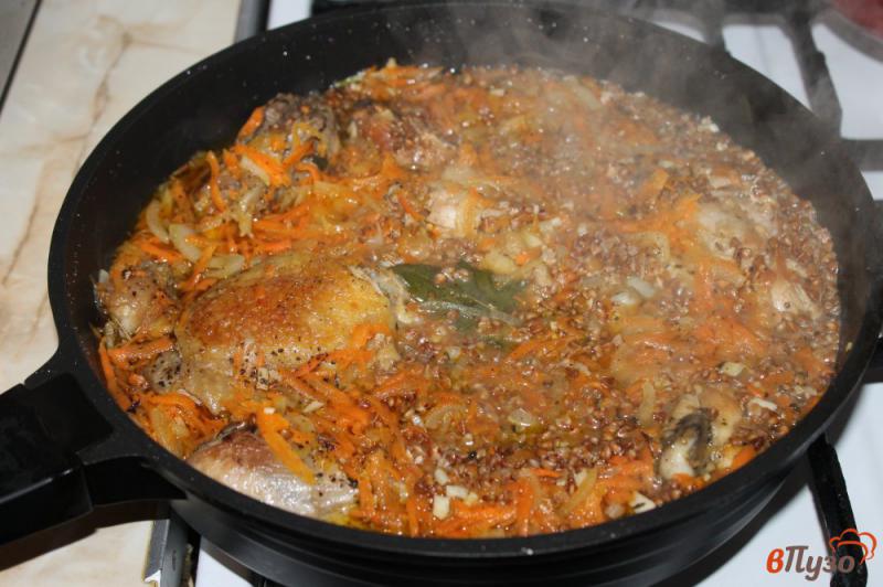 Фото приготовление рецепта: Гречка с курицей и овощами на сковороде шаг №5