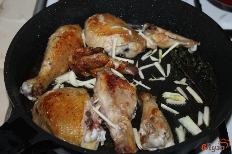 Фото приготовление рецепта: Гречка с курицей и овощами на сковороде шаг №3