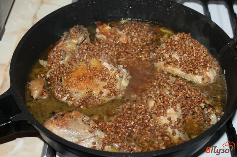Фото приготовление рецепта: Гречка с курицей и овощами на сковороде шаг №4