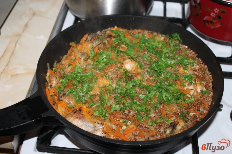 Фото приготовление рецепта: Гречка с курицей и овощами на сковороде шаг №6