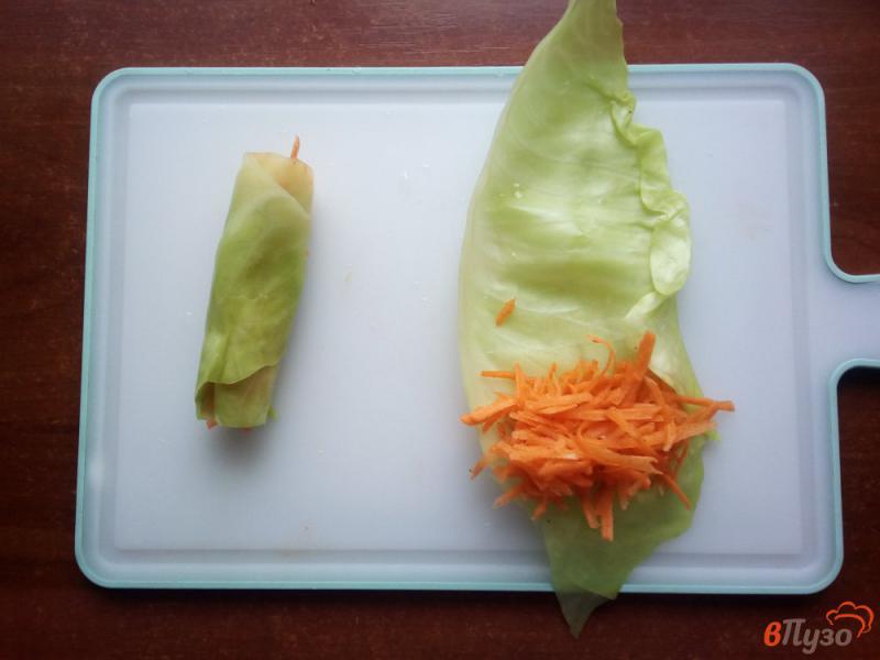Фото приготовление рецепта: Маринованные капустные рулетики с морковью шаг №3