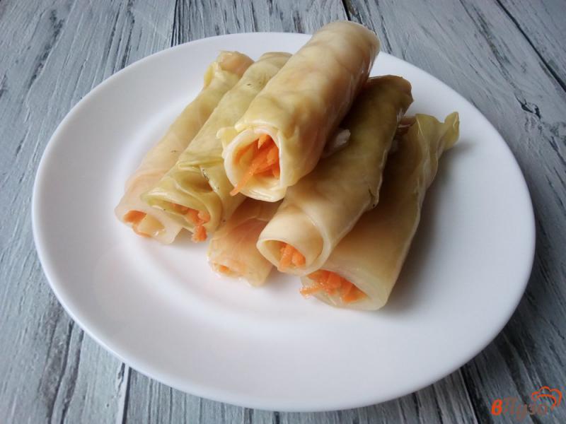 Фото приготовление рецепта: Маринованные капустные рулетики с морковью шаг №6