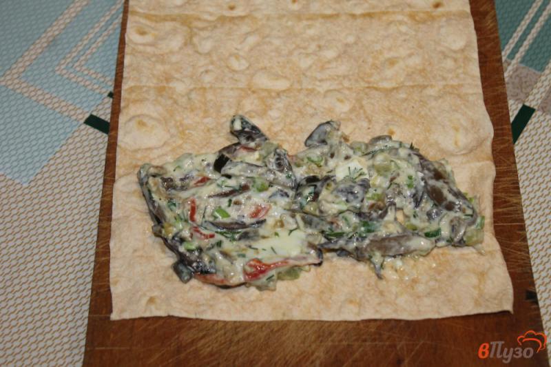 Фото приготовление рецепта: Лаваш гриль с грибами сыром и перцем шаг №6