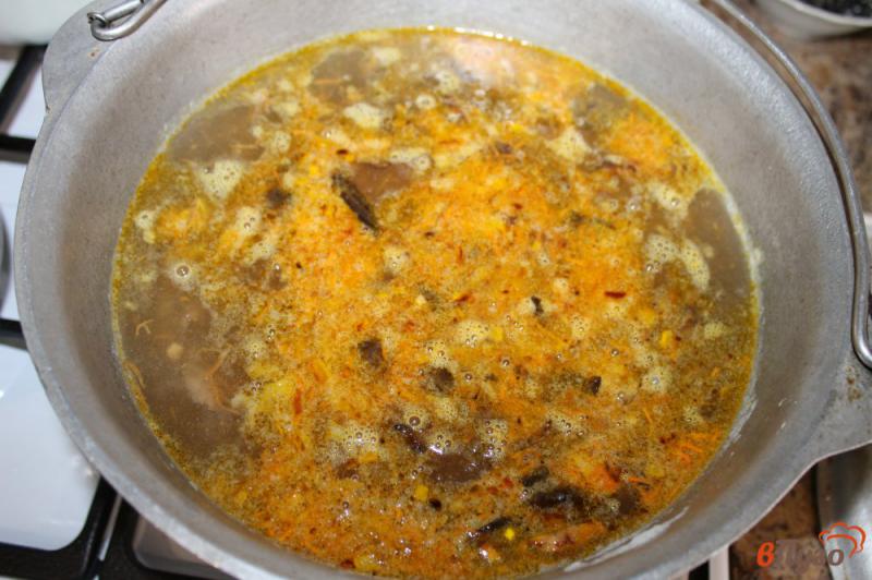 Фото приготовление рецепта: Сливочный суп с фрикадельками и грибами шаг №6