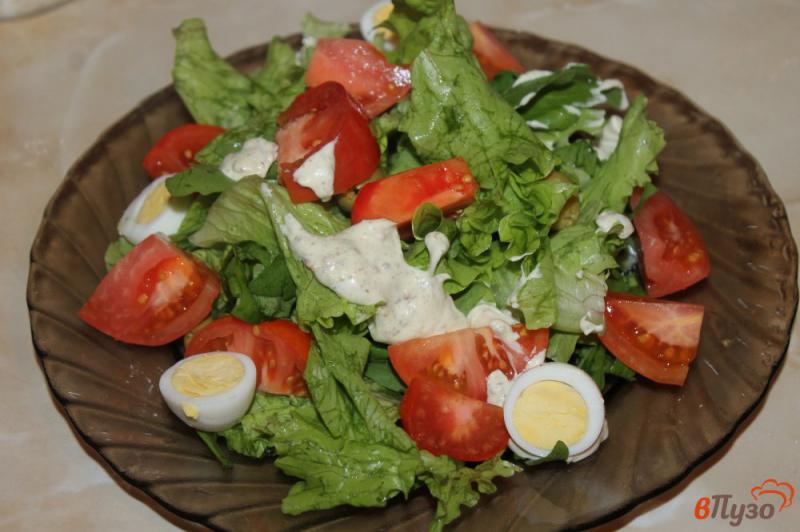 Фото приготовление рецепта: Куриный салат с сухариками яйцом и оливками шаг №5