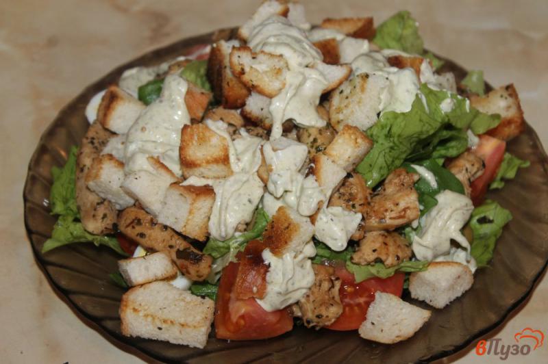 Фото приготовление рецепта: Куриный салат с сухариками яйцом и оливками шаг №6