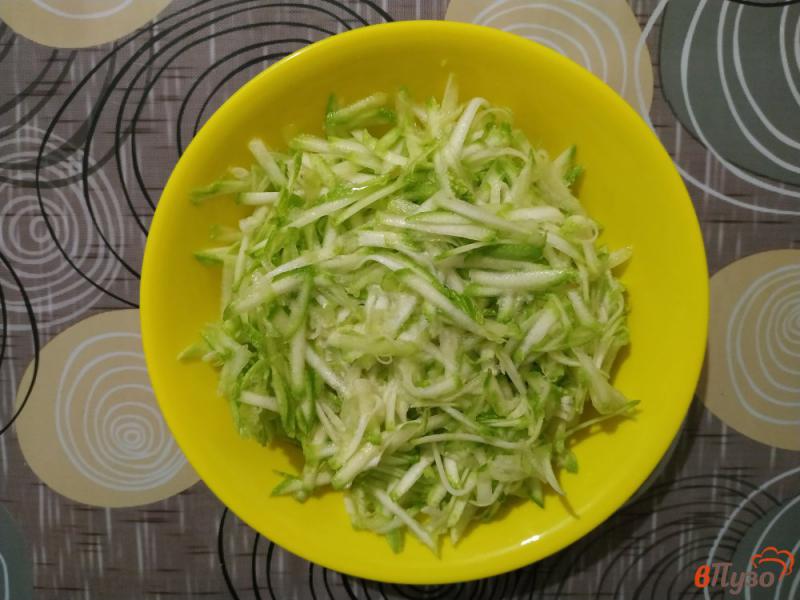 Фото приготовление рецепта: Кабачковые оладьи со сметаной и зеленью шаг №1