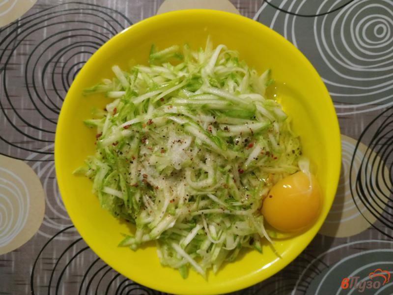 Фото приготовление рецепта: Кабачковые оладьи со сметаной и зеленью шаг №2