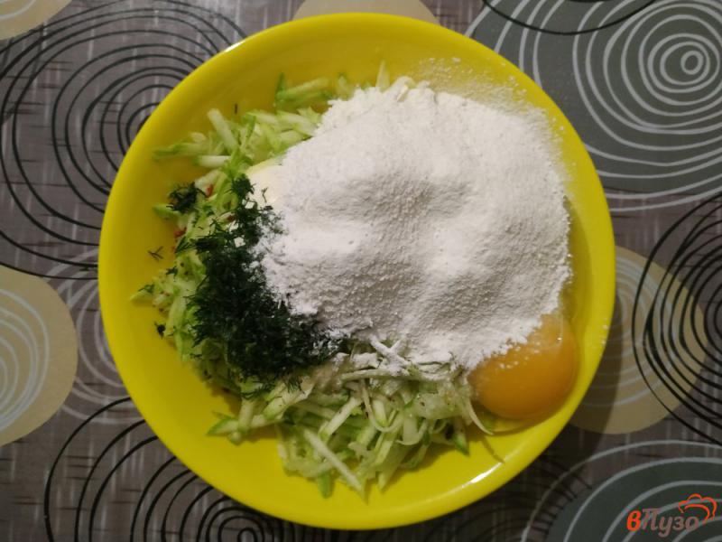 Фото приготовление рецепта: Кабачковые оладьи со сметаной и зеленью шаг №4