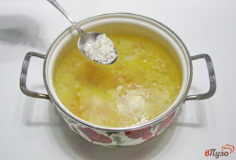 Фото приготовление рецепта: Суп с курицей и рисом шаг №3