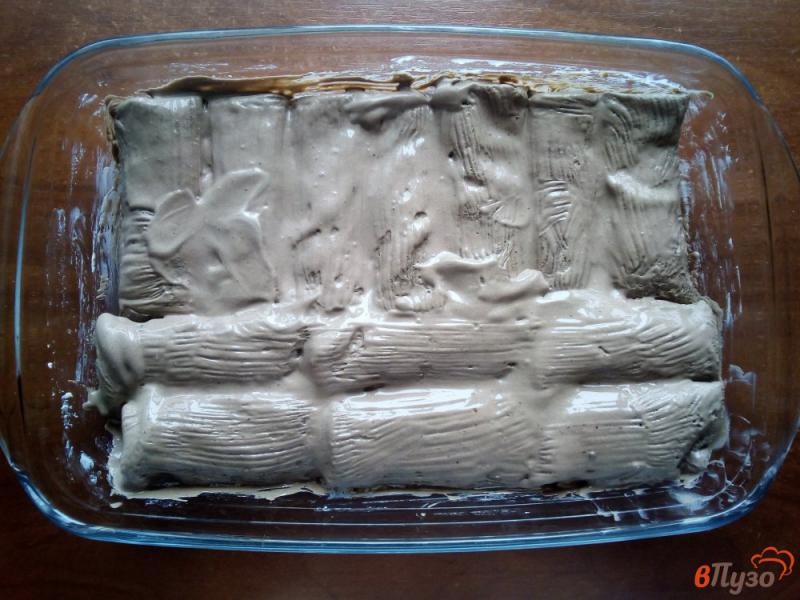 Фото приготовление рецепта: Шоколадные блинчики с творогом и изюмом шаг №11