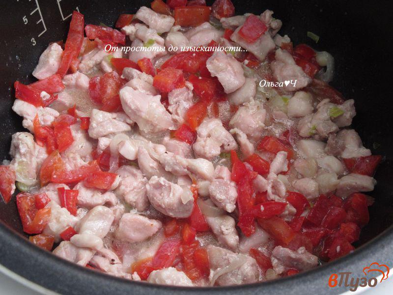 Фото приготовление рецепта: Курица с коричневым рисом, сладким перцем и чесноком шаг №2