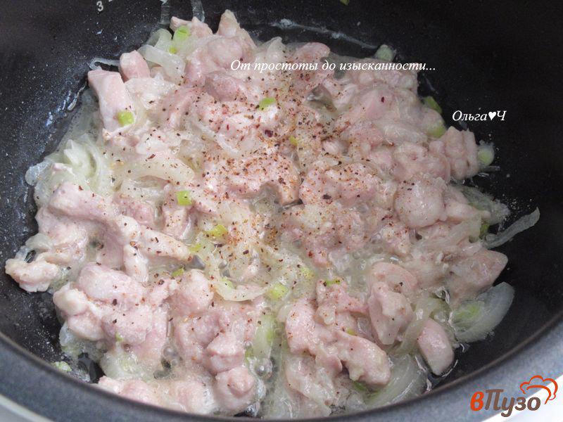 Фото приготовление рецепта: Курица с коричневым рисом, сладким перцем и чесноком шаг №1