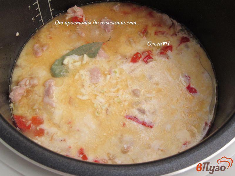 Фото приготовление рецепта: Курица с коричневым рисом, сладким перцем и чесноком шаг №4