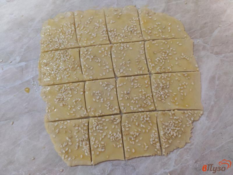 Фото приготовление рецепта: Солёное печенье с кунжутом шаг №8