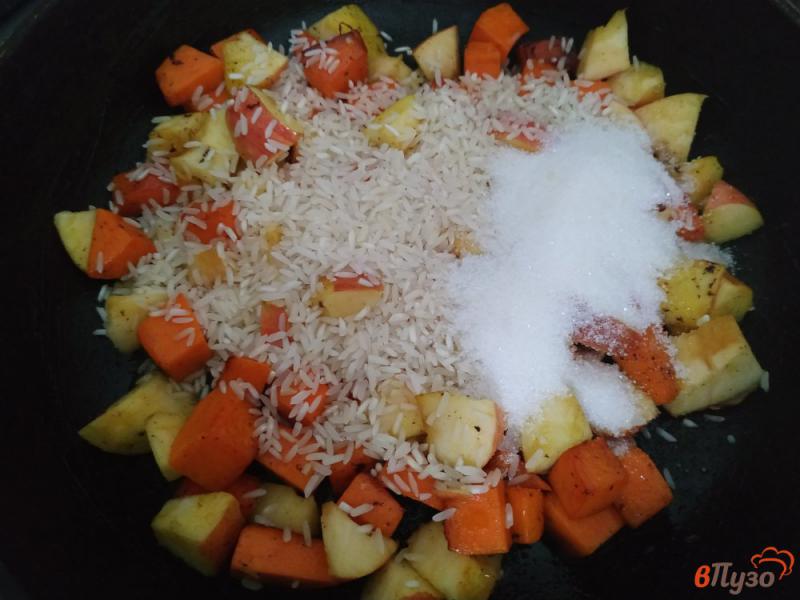 Фото приготовление рецепта: Рис с яблоками и тыквой шаг №6