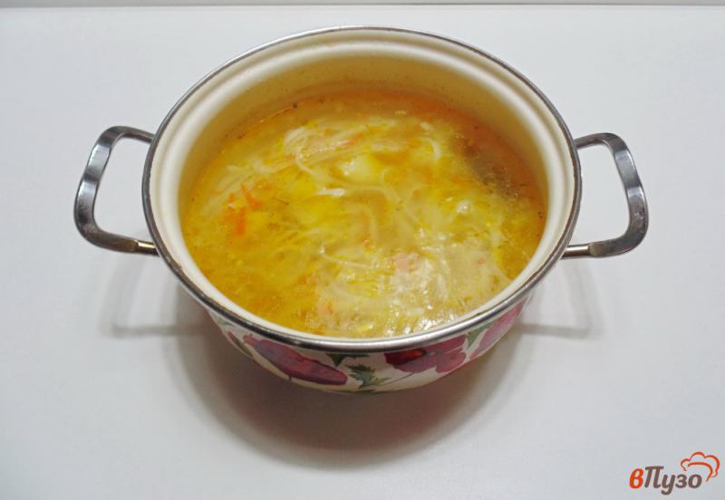Фото приготовление рецепта: Куриный суп с лапшой удон шаг №7