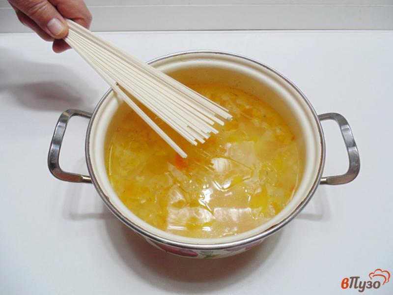 Фото приготовление рецепта: Куриный суп с лапшой удон шаг №6