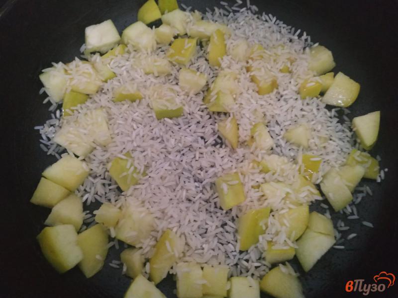 Фото приготовление рецепта: Рис с яблоками и изюмом шаг №3