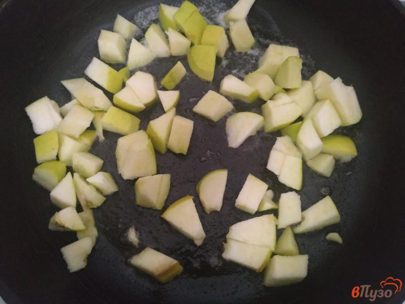 Фото приготовление рецепта: Рис с яблоками и изюмом шаг №2