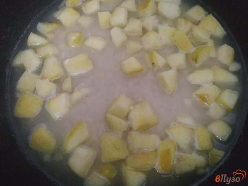 Фото приготовление рецепта: Рис с яблоками и изюмом шаг №4
