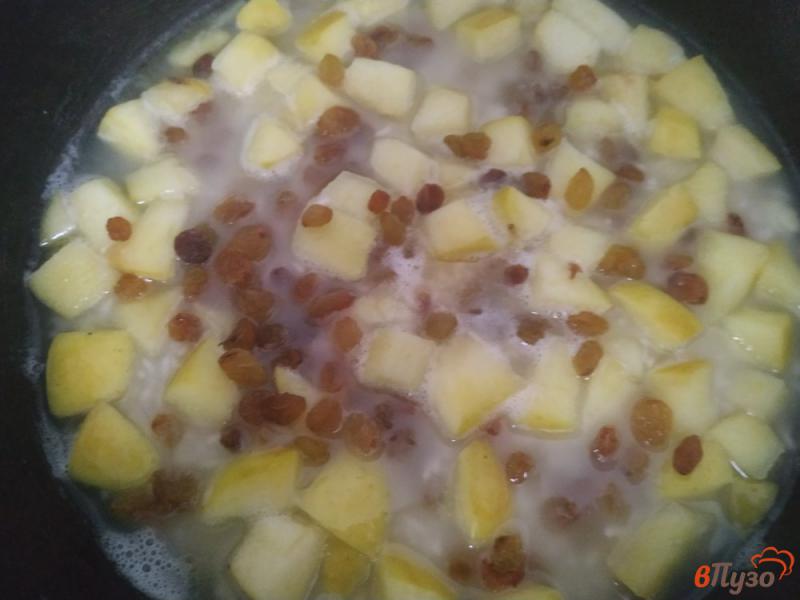 Фото приготовление рецепта: Рис с яблоками и изюмом шаг №5
