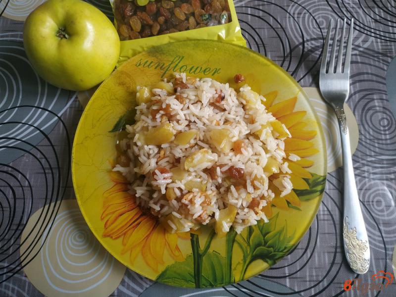 Фото приготовление рецепта: Рис с яблоками и изюмом шаг №6