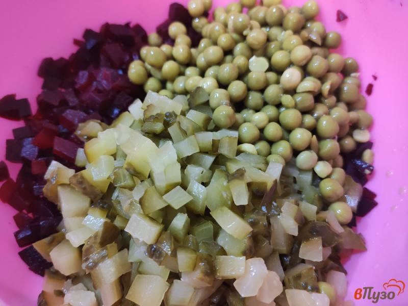 Фото приготовление рецепта: Салат из свеклы с огурцом и горошком шаг №3