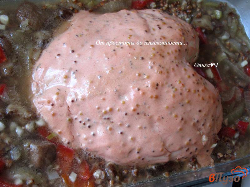 Фото приготовление рецепта: Запеченная грудка с гречкой и грибами шаг №8