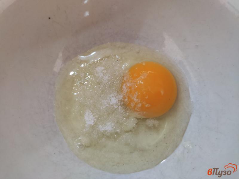 Фото приготовление рецепта: Лепешки с яйцом и плавленным сырком шаг №1