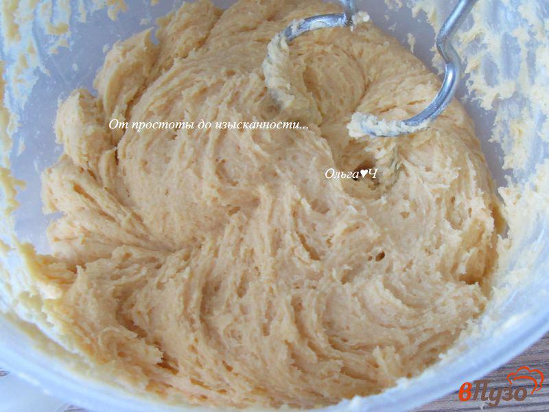 Фото приготовление рецепта: Творожно-кукурузные кексы с изюмом и апельсином шаг №5
