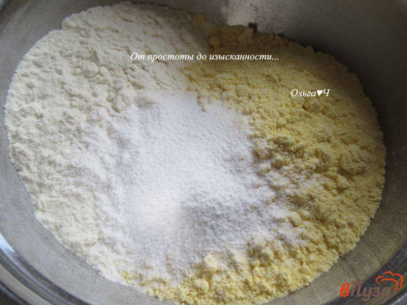 Фото приготовление рецепта: Творожно-кукурузные кексы с изюмом и апельсином шаг №4