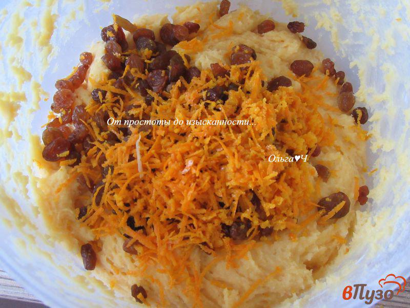 Фото приготовление рецепта: Творожно-кукурузные кексы с изюмом и апельсином шаг №6