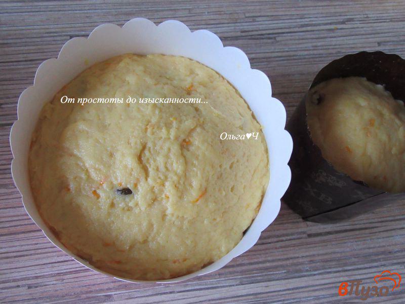 Фото приготовление рецепта: Творожно-кукурузные кексы с изюмом и апельсином шаг №7