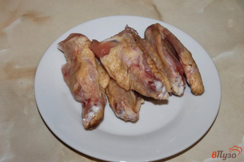 Фото приготовление рецепта: Картофельный суп с куриными крыльями и грибами шаг №1