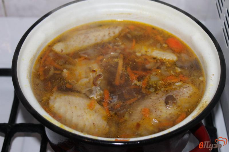 Фото приготовление рецепта: Картофельный суп с куриными крыльями и грибами шаг №4
